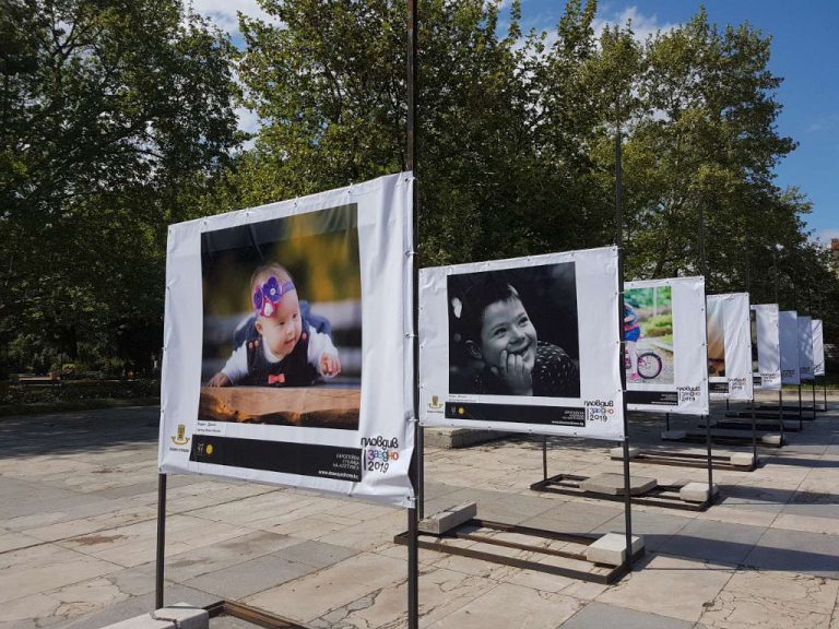 Фотоизложба на хора със синдром на Даун