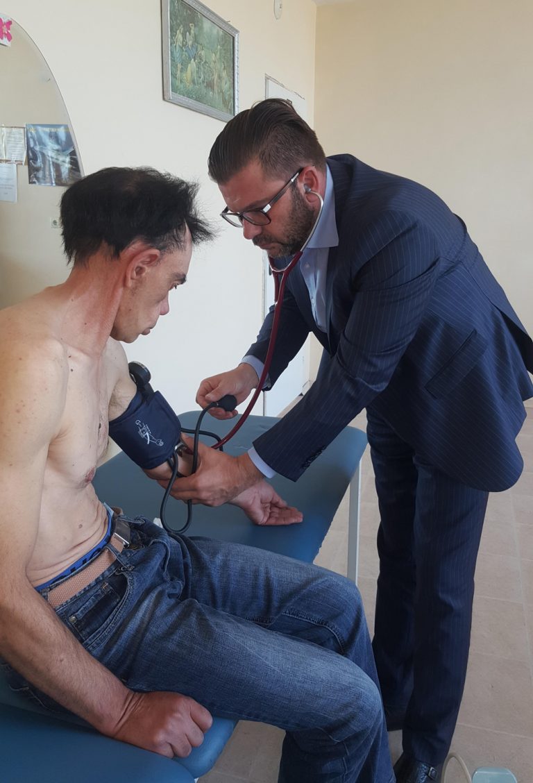 Безплатните прегледи в с. Белащица с личното участие на президента на Ортодоксалния орден д-р Невен Енчев