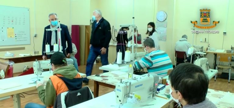 Здравко Димитров насърчи хората с увреждания, които шият маски