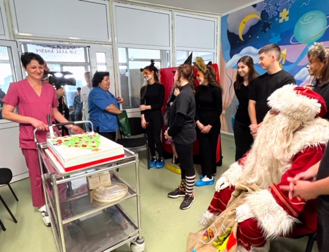Дядо Коледа подари емоции и дарове на децата от УМБАЛ „Свети Георги“