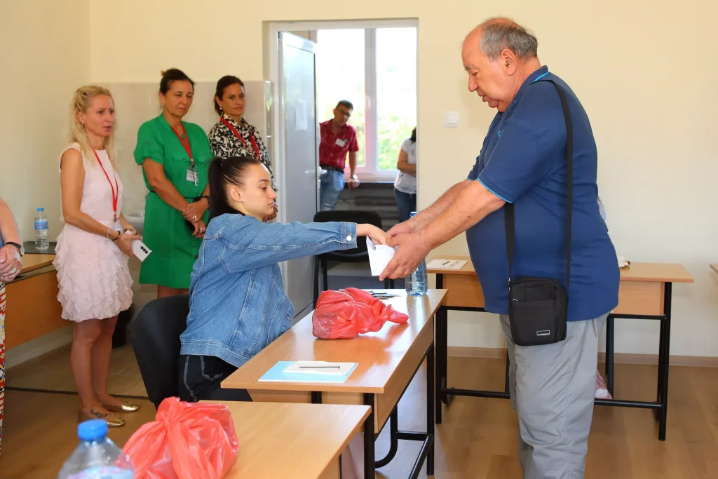 61 кандидат-студенти на изпита по скулптиране