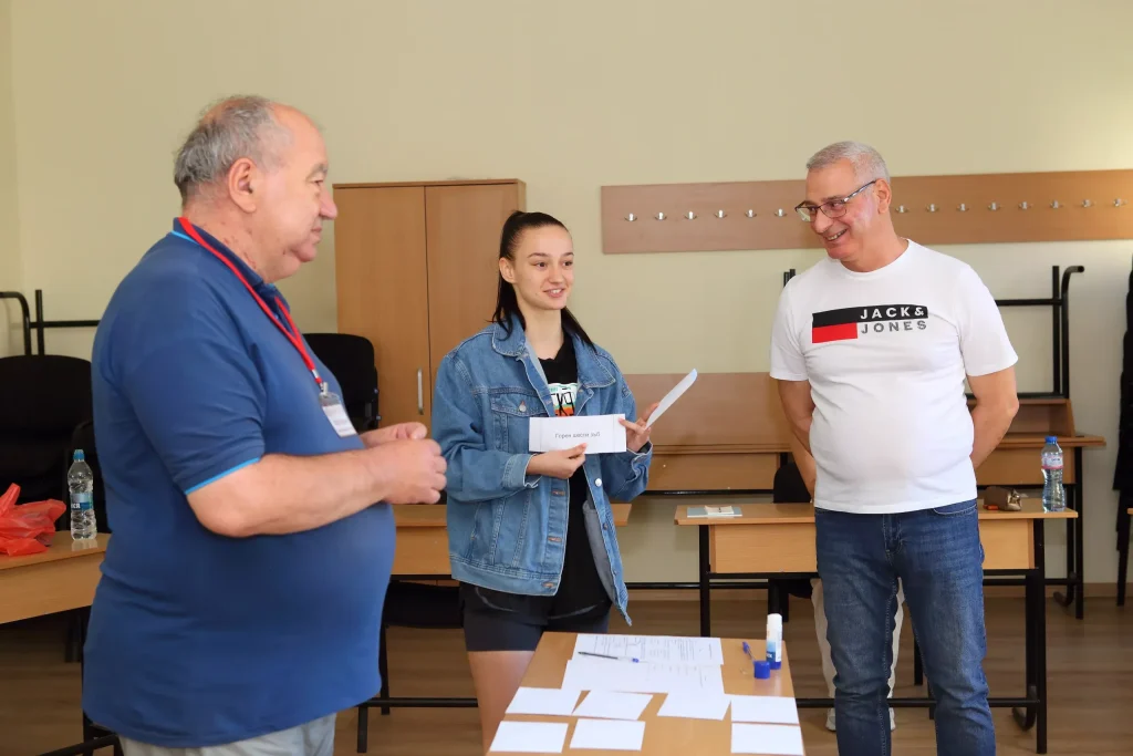 61 кандидат-студенти на изпита по скулптиране