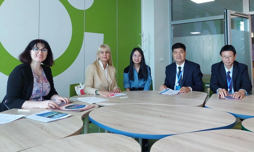 Зам.-ректорът по международно сътрудничество и студентска интеграция на българо-китайски форум за обмен