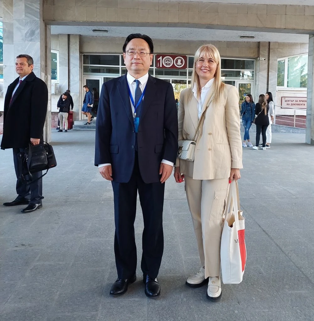 Зам.-ректорът по международно сътрудничество и студентска интеграция на българо-китайски форум за обмен