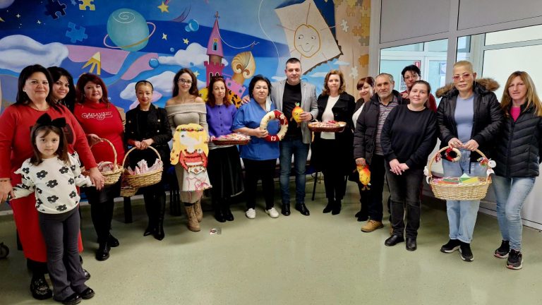 Деца, ученици и студенти дариха ръчно изработени мартенички на Клиниките по детска хирургия и педиатрия към УМБАЛ „Свети Георги“