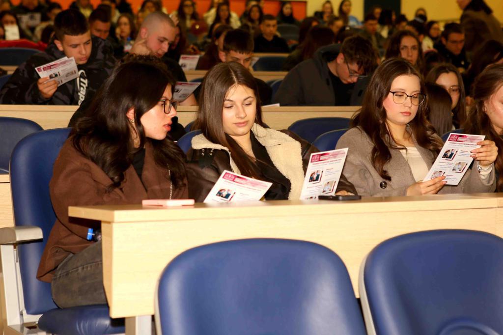 Гимназисти в Деня на отворените врати в МУ: Взели сме решение какво ще учим, затова сме тук