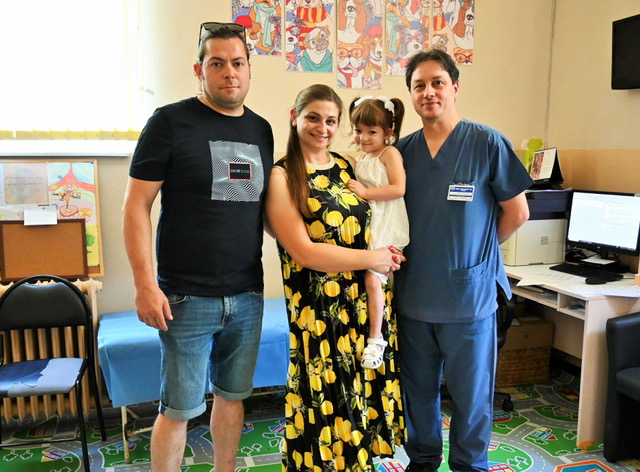 Специалистите от УМБАЛ „Свети Георги“ спасиха дете с рядък и тежък Синдром на късо тънко черво