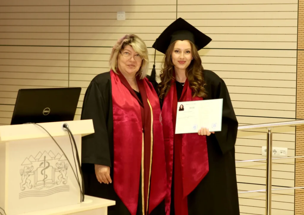 Връчиха свидетелствата на седмия випуск на специалност „Асистент на лекаря по дентална медицина“