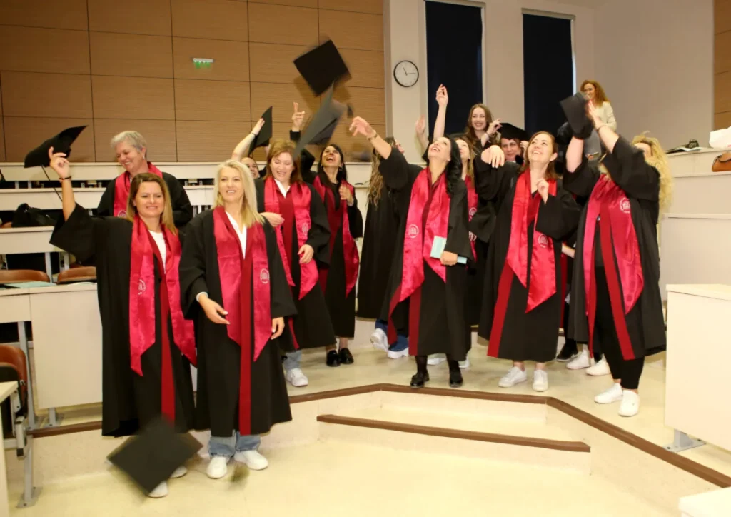 Връчиха свидетелствата на седмия випуск на специалност „Асистент на лекаря по дентална медицина“