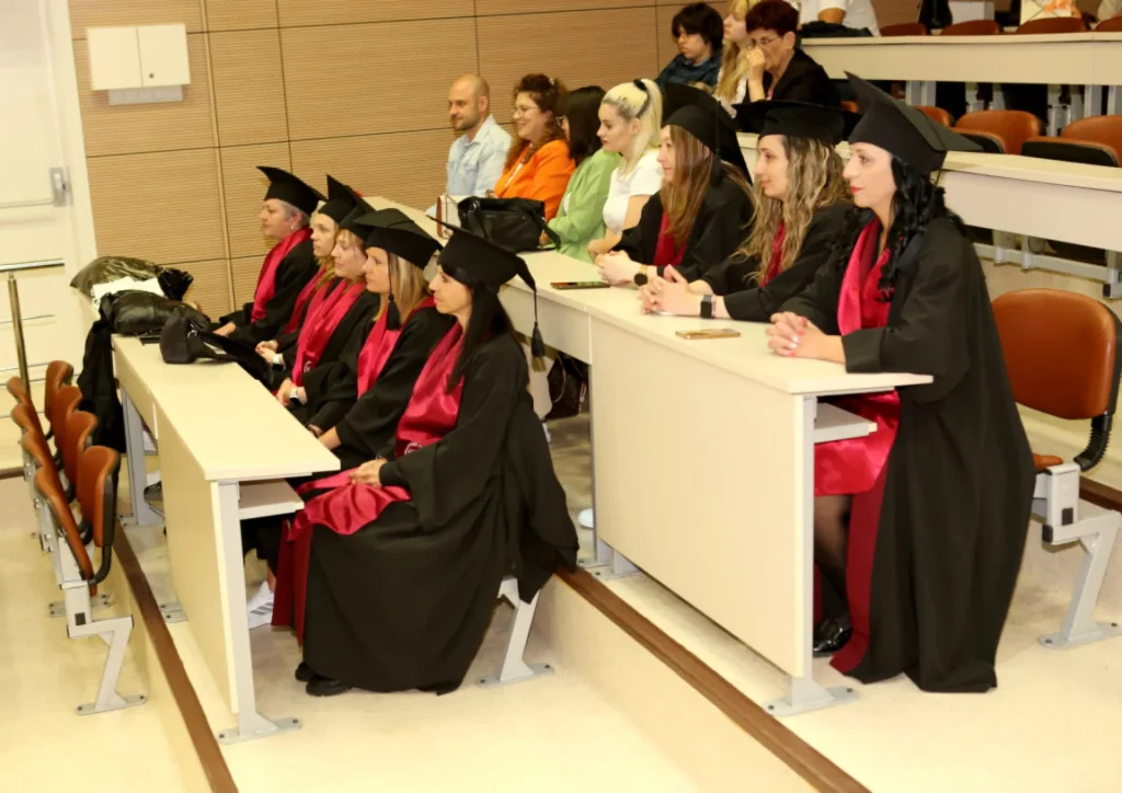 Връчиха свидетелствата на седмия випуск на специалност „Асистент на лекаря по дентална медицина“