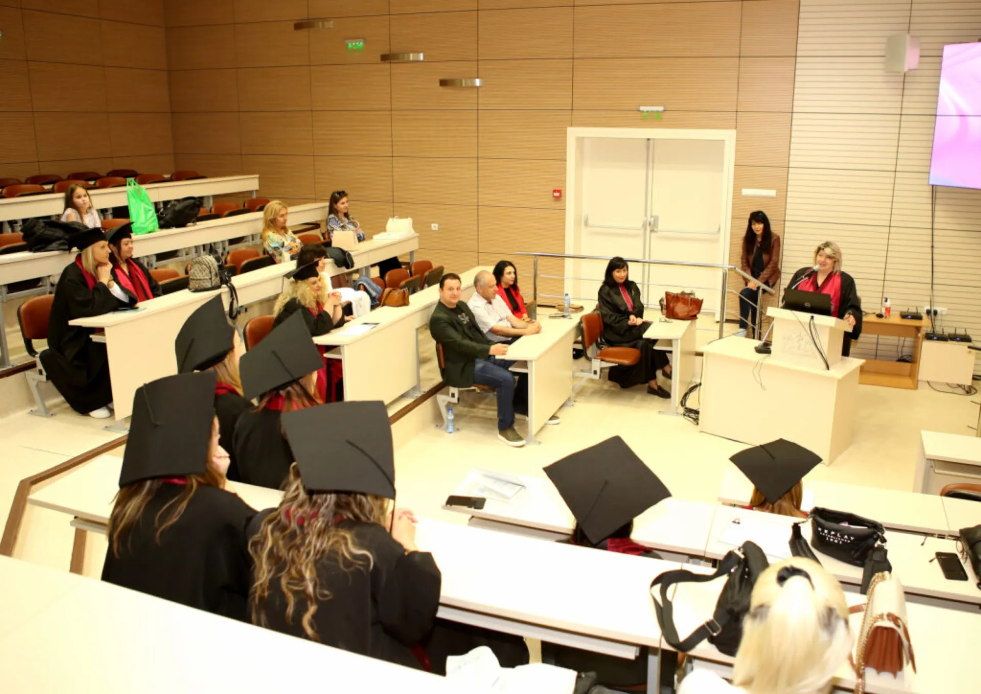 Връчиха свидетелствата на седмия випуск на специалност „Асистент на лекаря по дентална медицина“