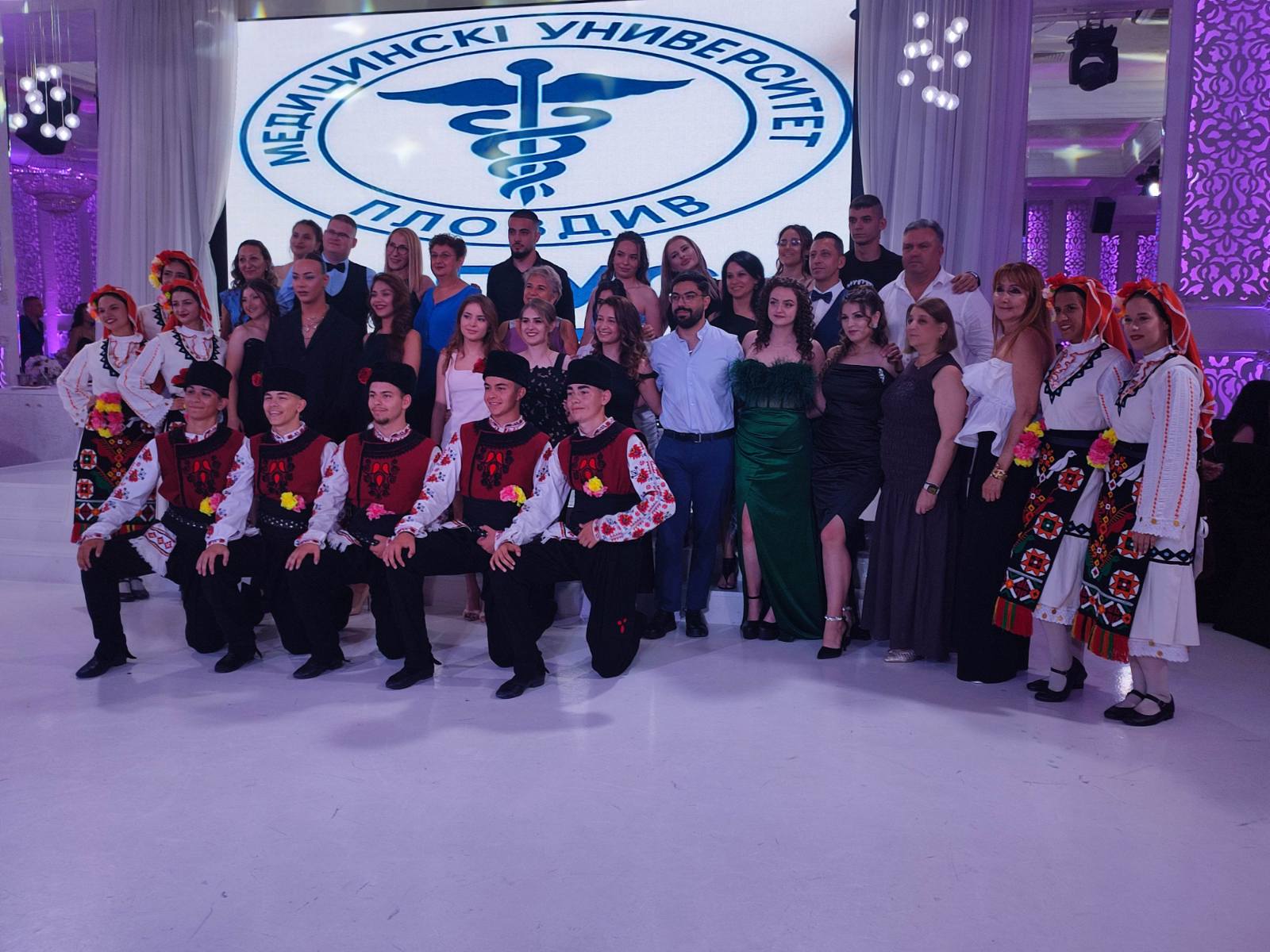 Абсолвентският бал на Медицински колеж засенчи „Аскеер“-ите