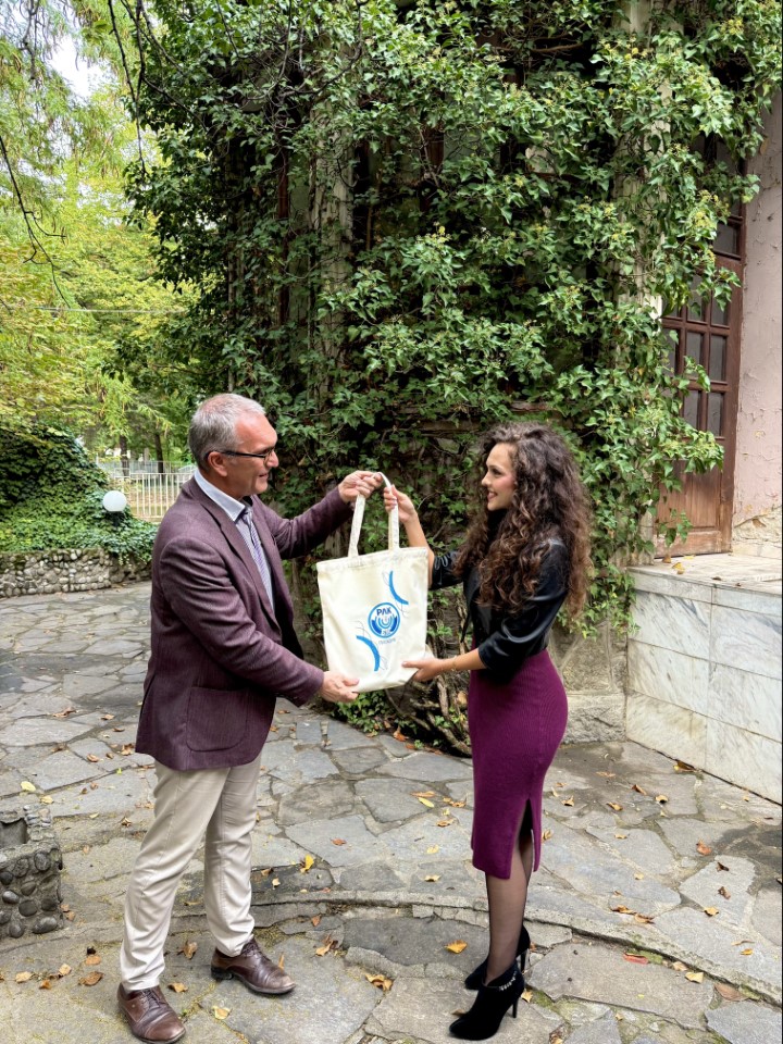 Регионалната лекарска колегия на Български лекарски съюз – Пловдив посрещна своите нови членове с топло „Добре дошли“ и символични подаръци – знак на признателност и принадлежност към голямото лекарско семейство.