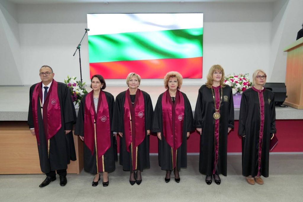 Факултетът по обществено здраве дипломира първия випуск лекарски асистенти