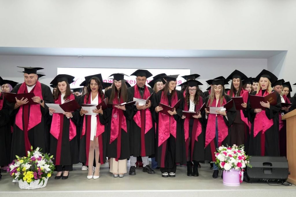 Факултетът по обществено здраве дипломира първия випуск лекарски асистенти