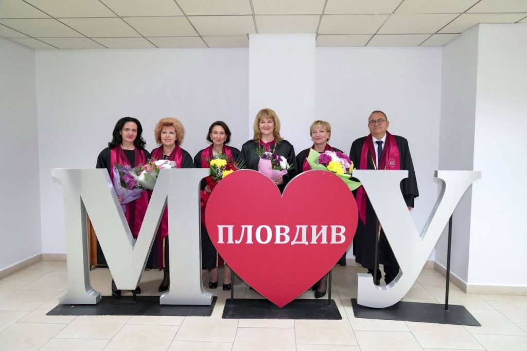 Факултетът по обществено здраве дипломира първия випуск лекарски асистенти