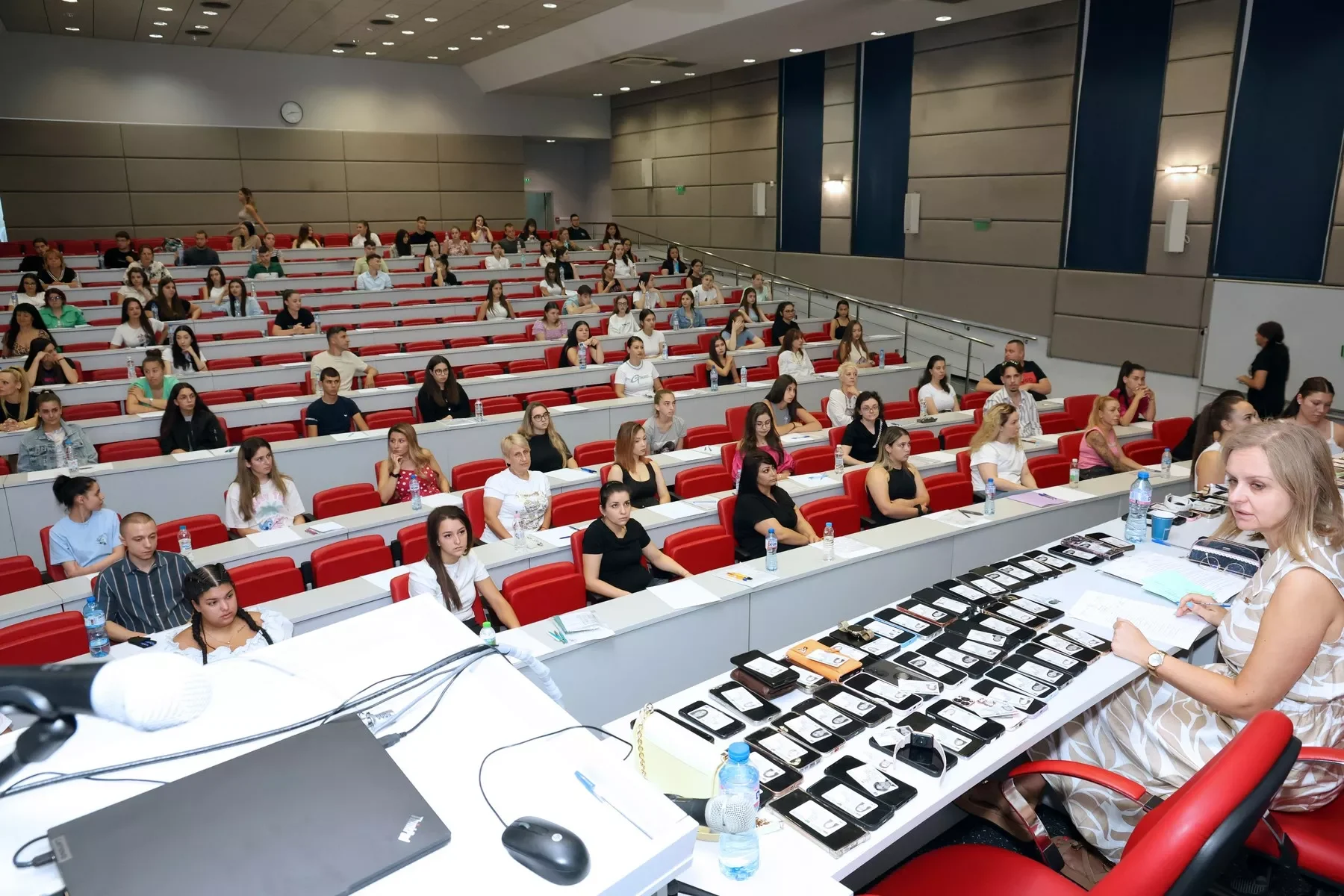 Да предизвикаш себе си: Магазинерка и шивачка на изпит за медицинска сестра и акушерка