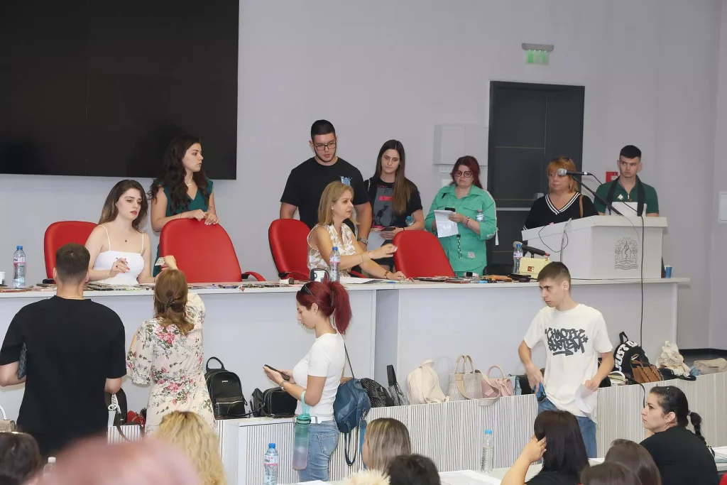 Да предизвикаш себе си: Магазинерка и шивачка на изпит за медицинска сестра и акушерка