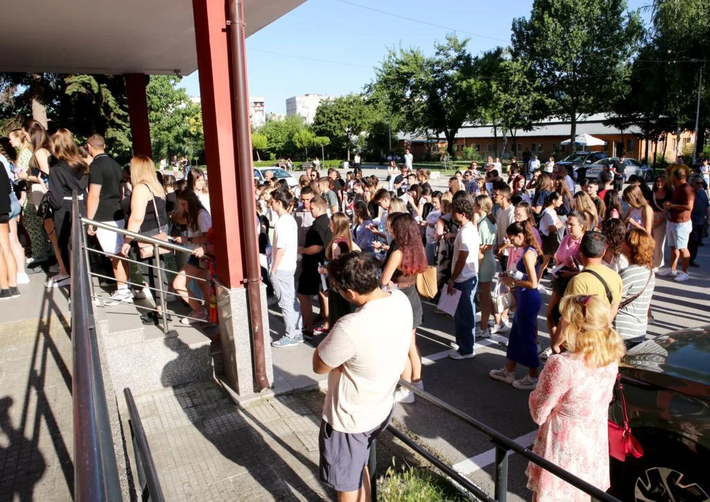 Кандидат-студенти на изпита по химия: Готвим се от три години, трябва да успеем