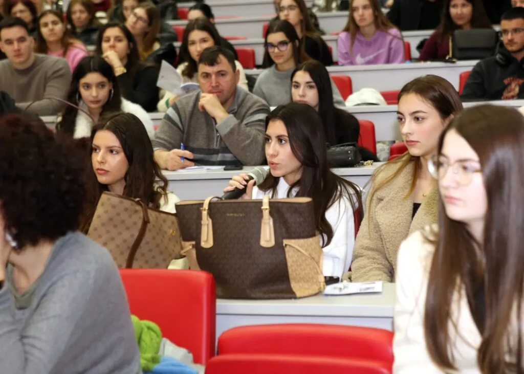 700 гимназисти препълниха аудиториите в Деня на кандидат-студента