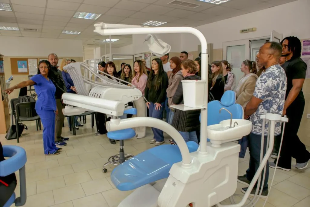 Кандидат-студенти от Великобритания, Германия, Япония, Гърция, Турция и Кипър в Деня на отворените врати