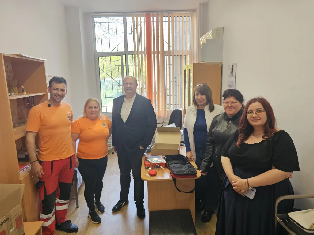 „Капачки за бъдеще“ дариха първите дефибрилатори на училища в Пловдив