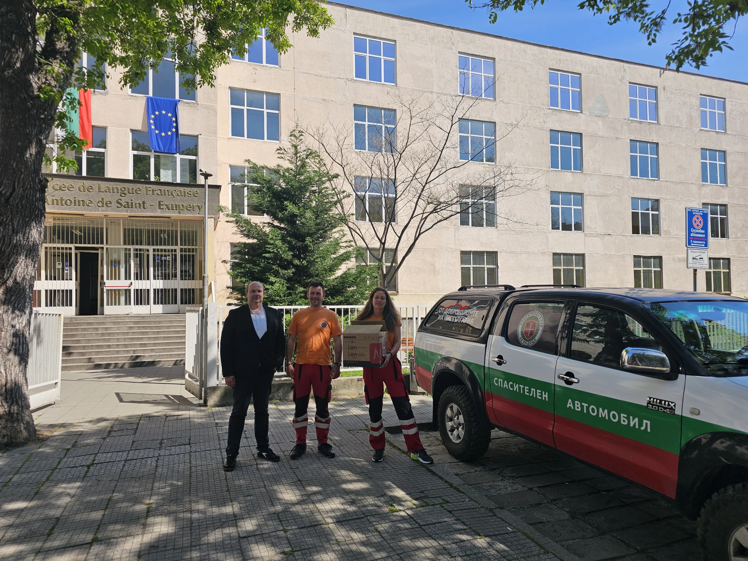 „Капачки за бъдеще“ дариха първите дефибрилатори на училища в Пловдив