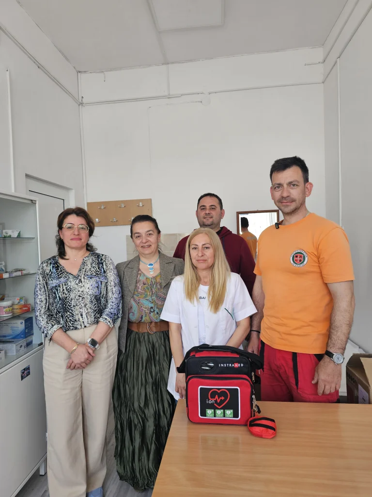 „Капачки за бъдеще“ дариха първите дефибрилатори на училища в Пловдив