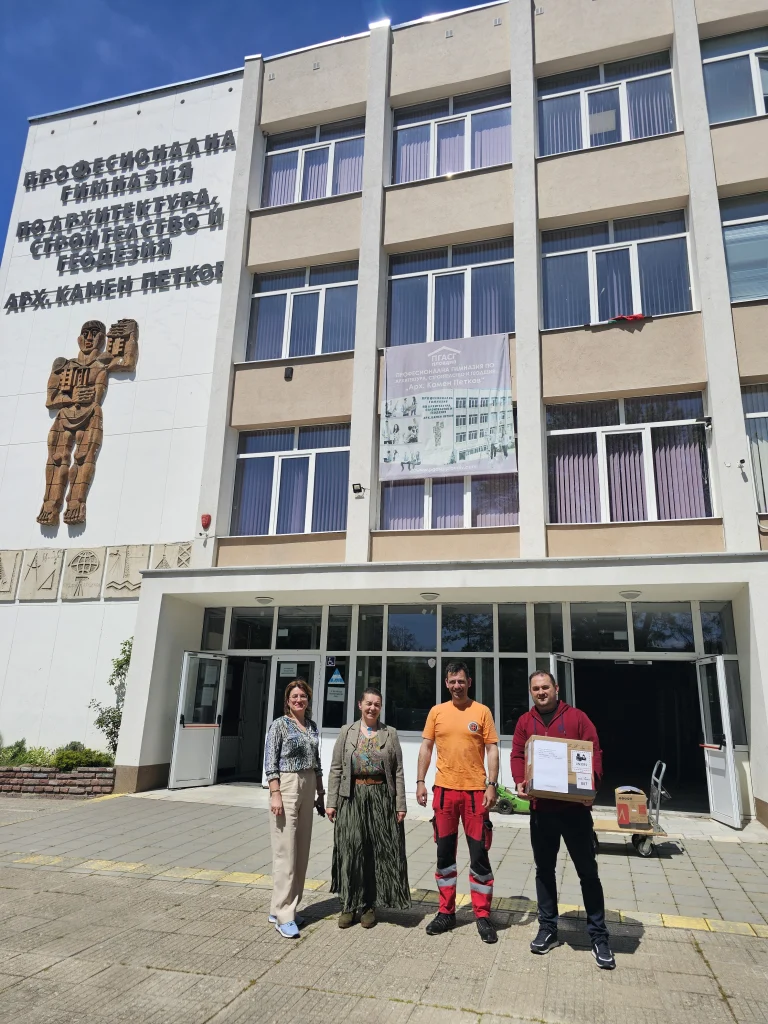 „Капачки за бъдеще“ дариха първите дефибрилатори на училища в Пловдив